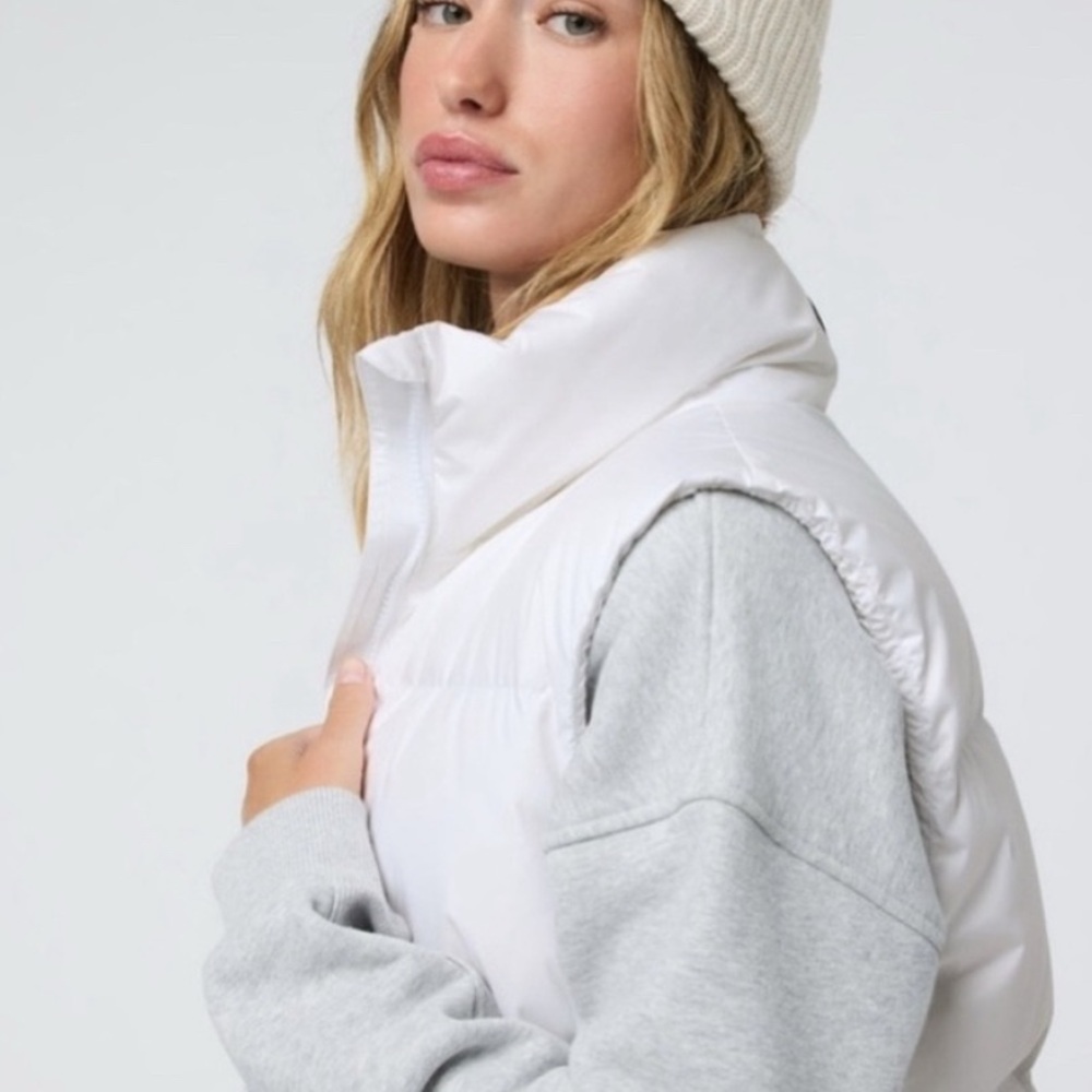 NWT Vuori Women’s White Hillside Puffer Vest size Medium - sold out! New is $198 - Picture 4 of 9